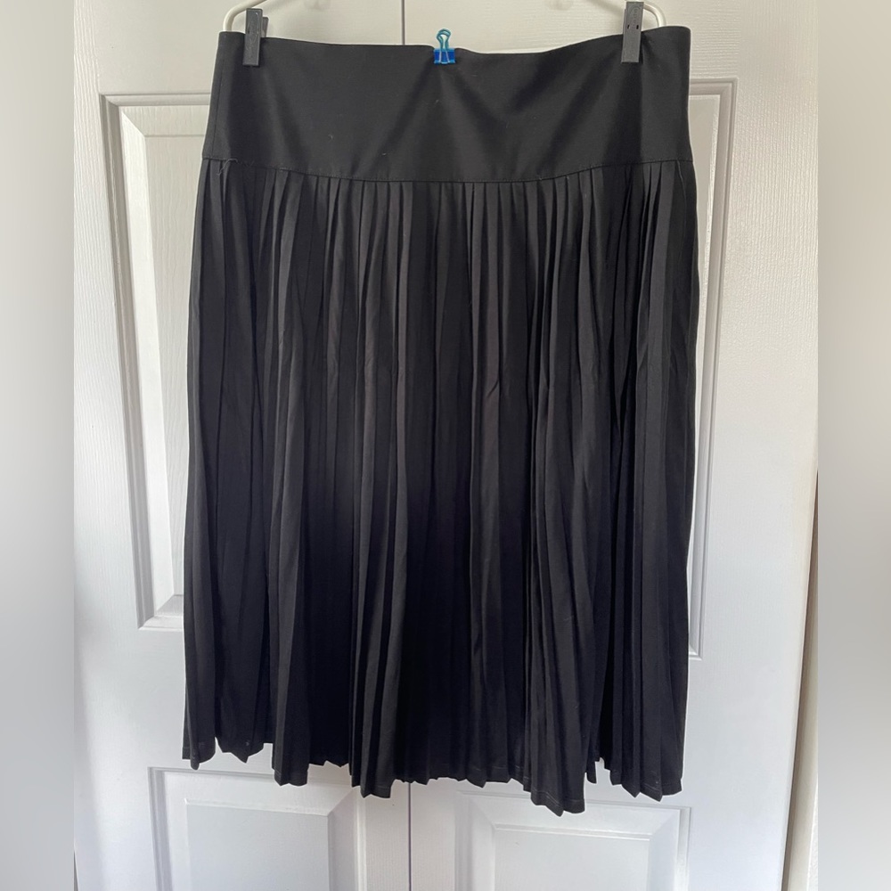 Black MIDI Pleated Skirt